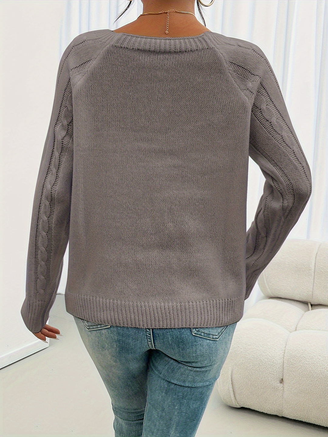 Dames gebreide kabeltrui – Zachte trui met decoratieve knopen en kabelpatroon