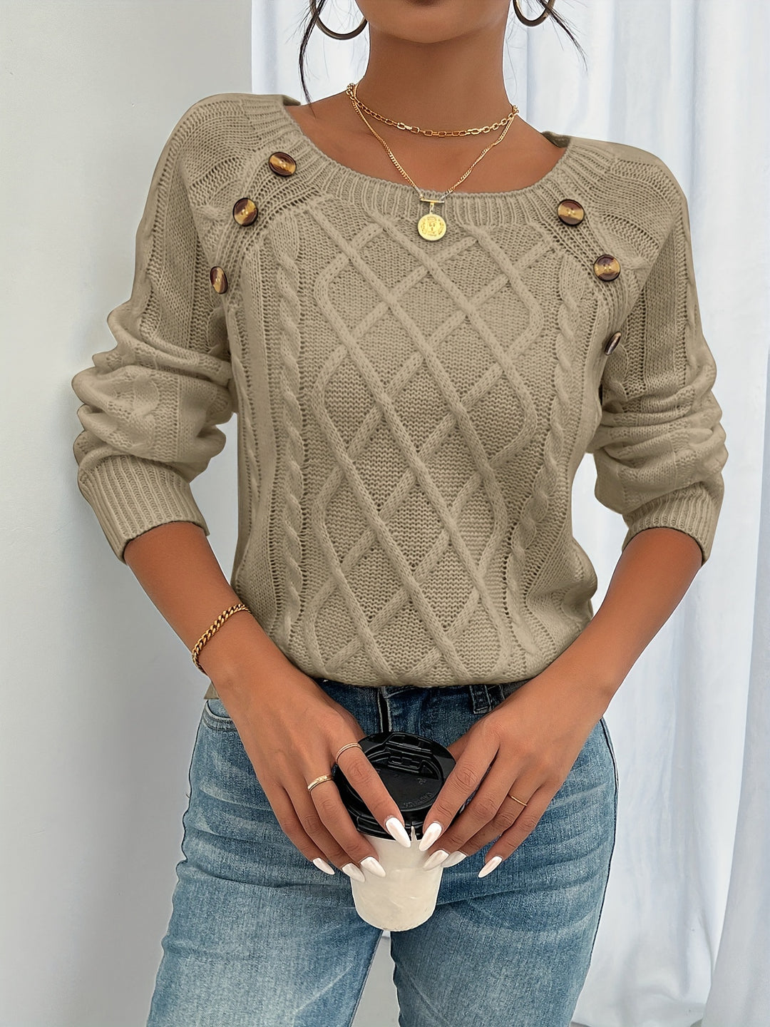 Dames gebreide kabeltrui – Zachte trui met decoratieve knopen en kabelpatroon