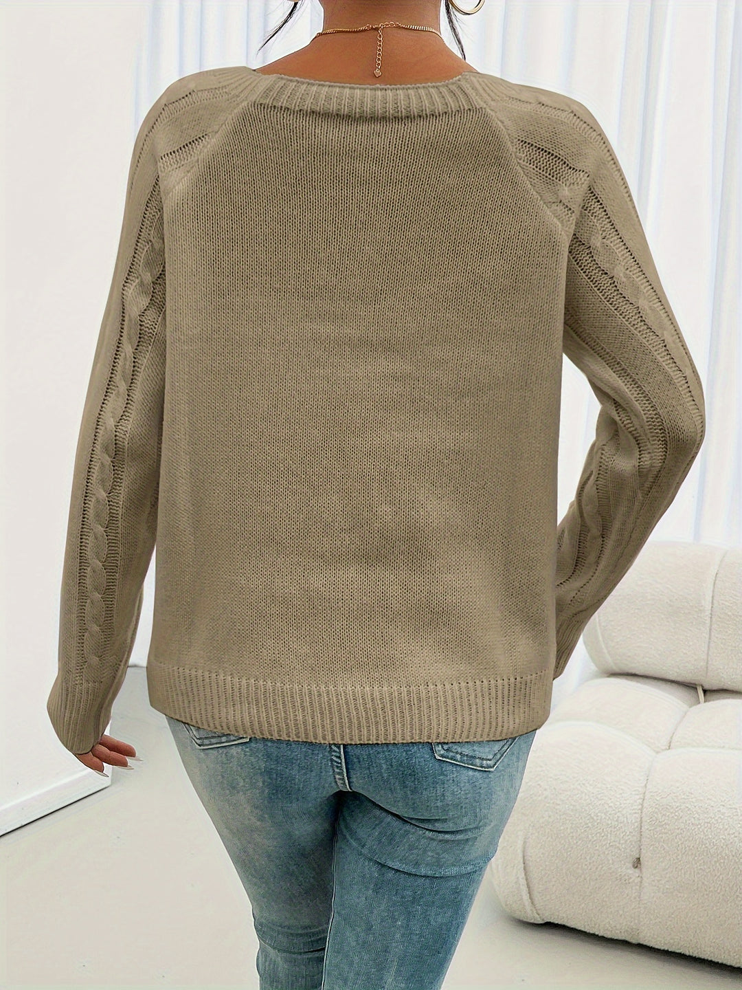 Dames gebreide kabeltrui – Zachte trui met decoratieve knopen en kabelpatroon