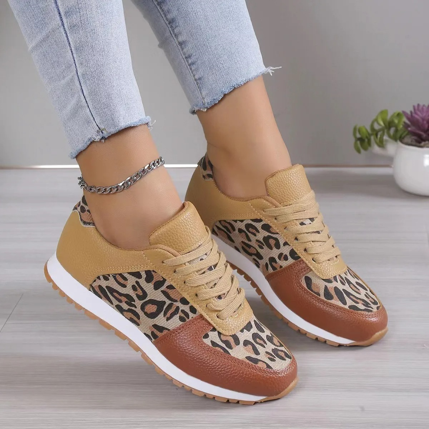 Eenvoudige platte damesschoenen met luipaardprint