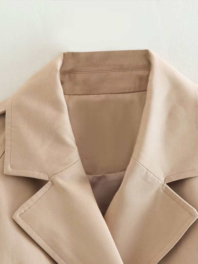 Yvonne - Beige Cropped Trenchcoat, een stijlvolle keuze voor een verfijnde look